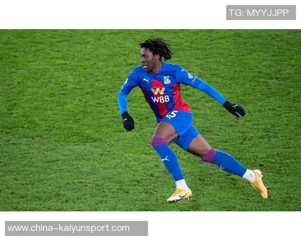 维尼修斯在阿森纳基地训练期间与枪手青训小将亲密合影留念