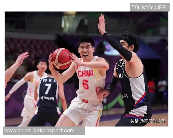 中学生篮球班赛惊现绝杀三分球精彩瞬间引发热议 中学生篮球班赛惊现绝杀三分球精彩瞬间引发热议